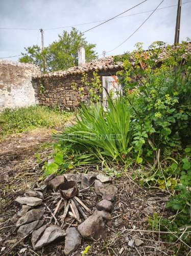 Casa em pedra para restaurar com quintal || concelho de mértola
