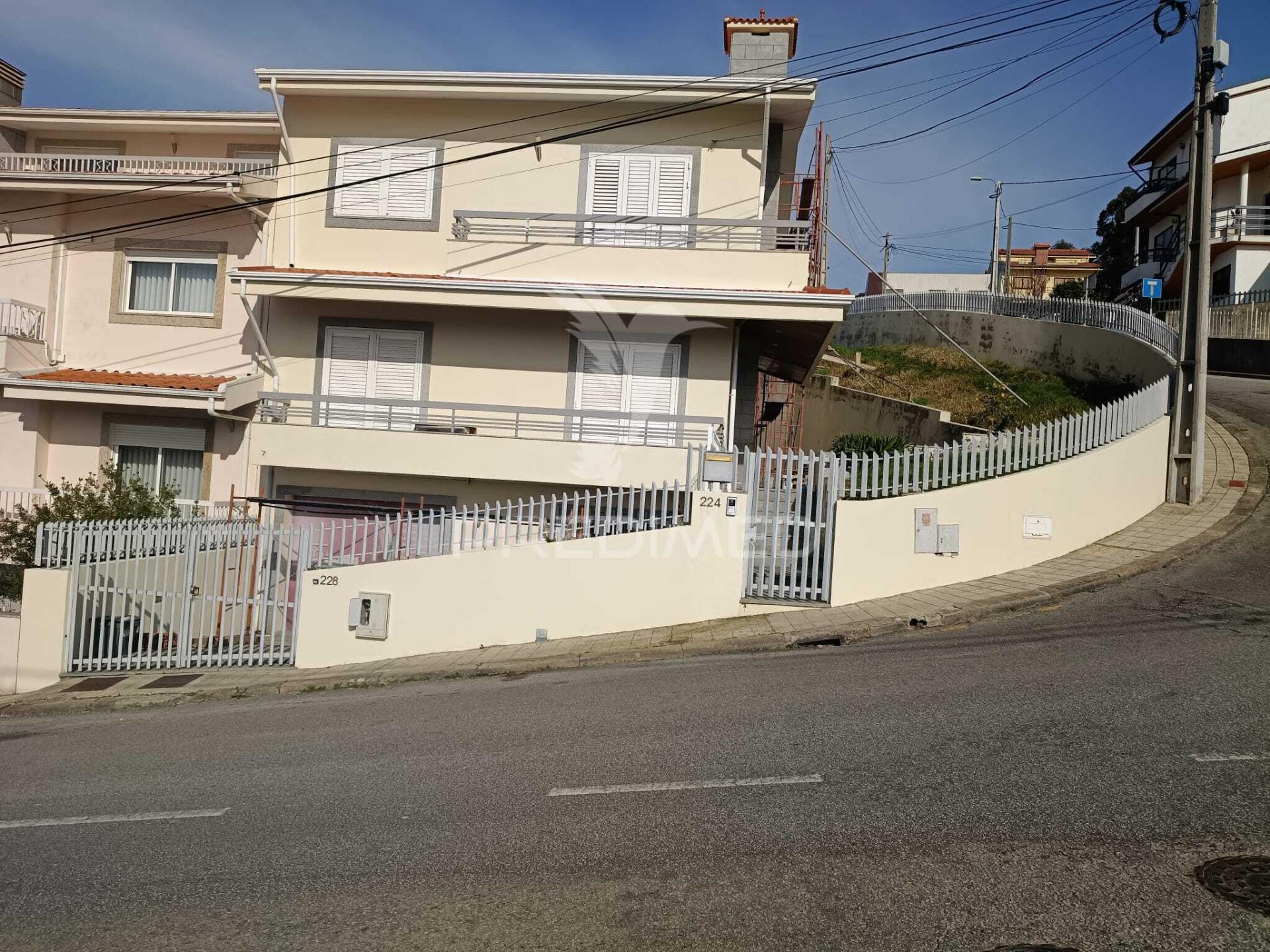 Moradia t4 com três frentes