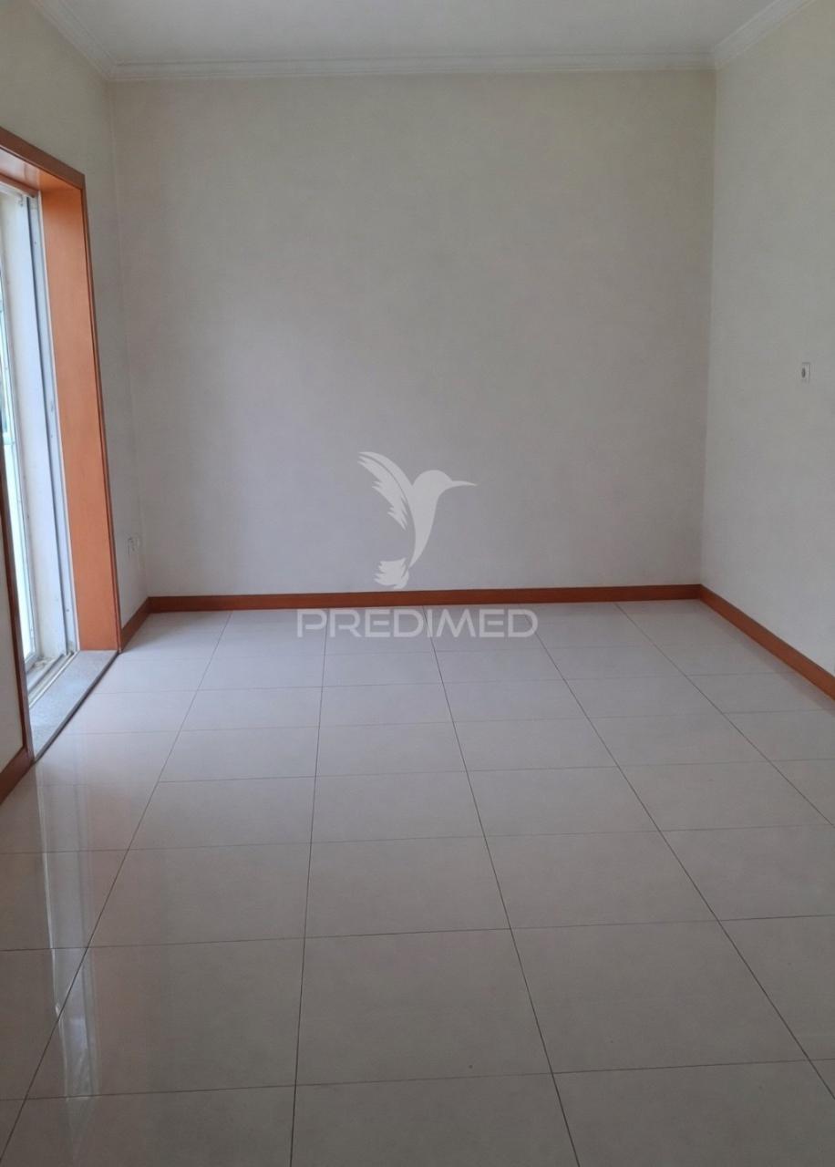 Moradia t4 com três frentes