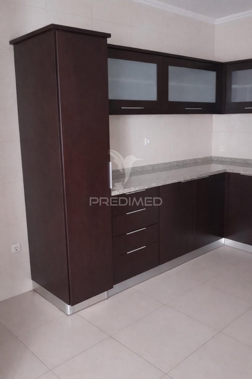 Moradia t4 com três frentes