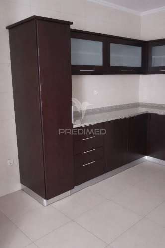 Moradia t4 com três frentes