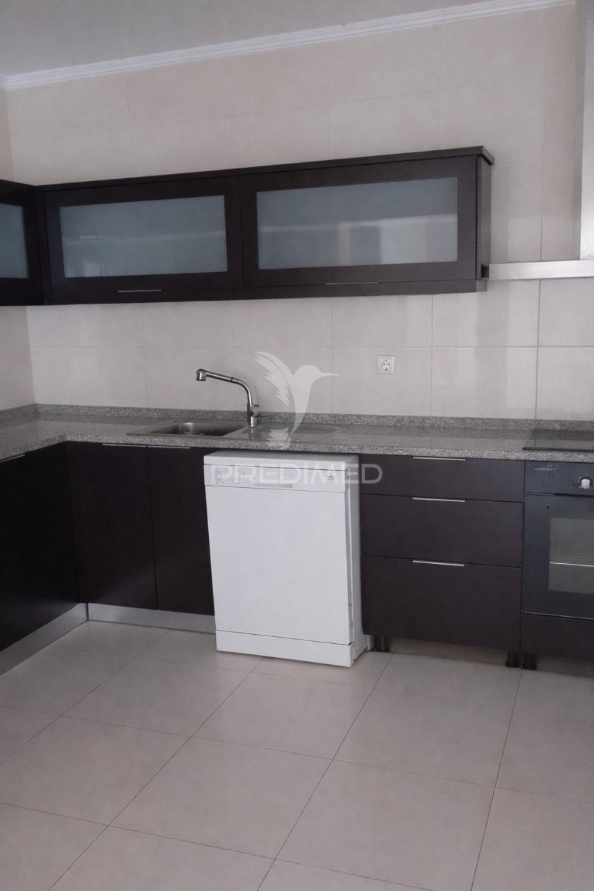 Moradia t4 com três frentes