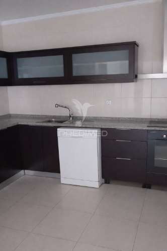 Moradia t4 com três frentes