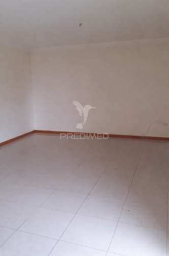 Moradia t4 com três frentes