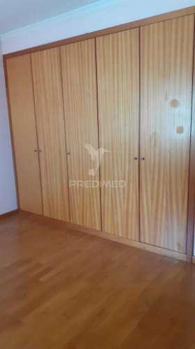 Moradia t4 com três frentes