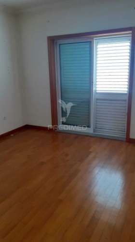 Moradia t4 com três frentes