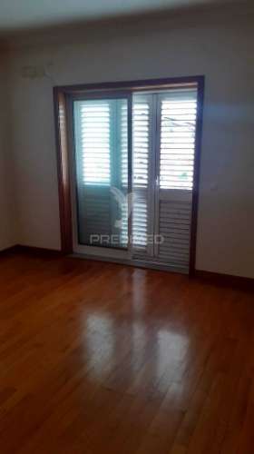 Moradia t4 com três frentes