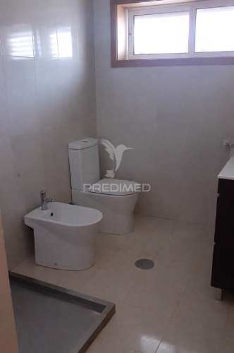 Moradia t4 com três frentes