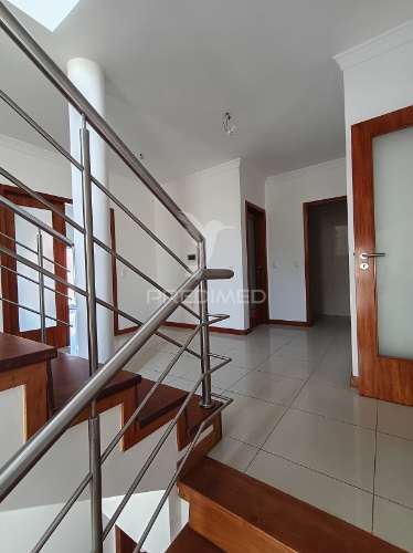 Moradia t4 com três frentes