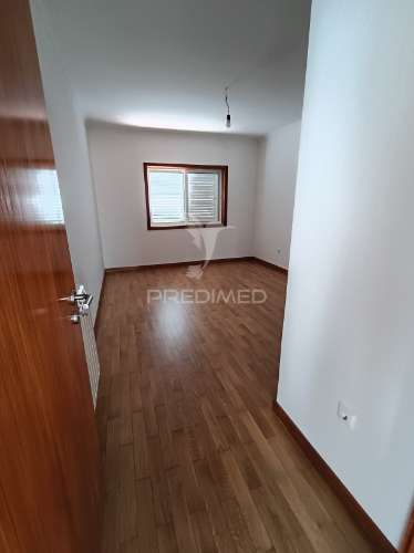 Moradia t4 com três frentes
