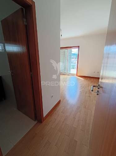 Moradia t4 com três frentes