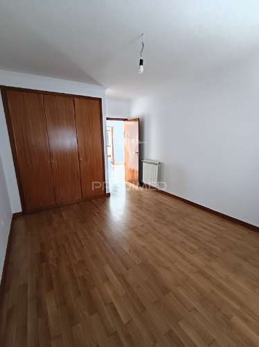 Moradia t4 com três frentes