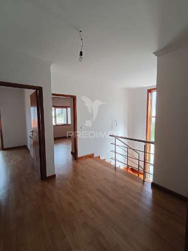 Moradia t4 com três frentes
