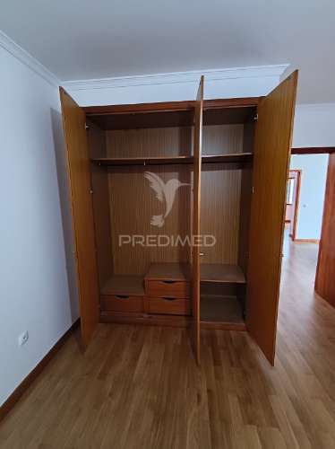 Moradia t4 com três frentes