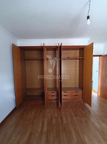 Moradia t4 com três frentes