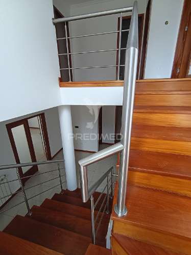 Moradia t4 com três frentes