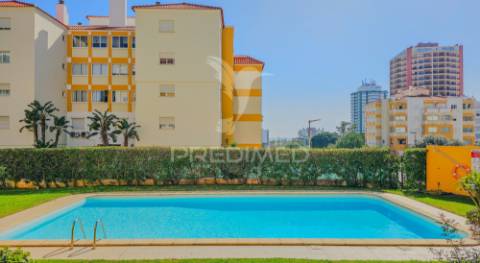 Penthouse t4 com piscina, garagem e vista mar a apenas 300metros do mar