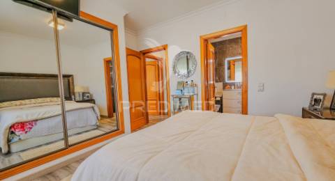 Penthouse t4 com piscina, garagem e vista mar a apenas 300metros do mar