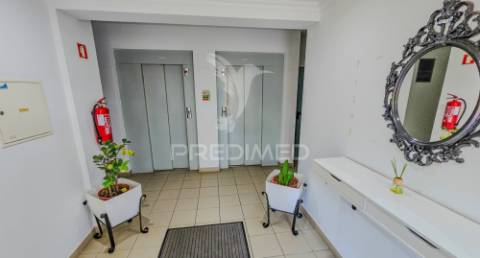 Penthouse t4 com piscina, garagem e vista mar a apenas 300metros do mar