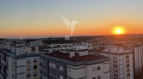 Penthouse t3 com vista espetacular para a cidade e rio, carnaxide, lisboa