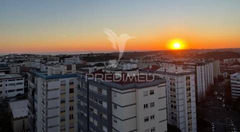 Penthouse t3 com vista espetacular para a cidade e rio, carnaxide, lisboa