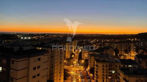 Penthouse t3 com vista espetacular para a cidade e rio, carnaxide, lisboa
