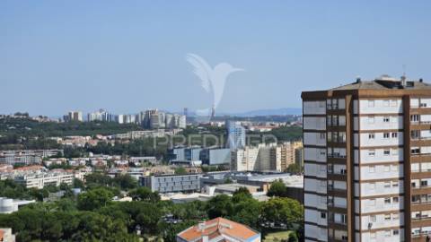 Penthouse t3 com vista espetacular para a cidade e rio, carnaxide, lisboa