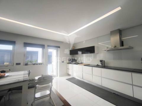 Arrendamento - moradia t3 mobilada e equipada em nogueira, braga