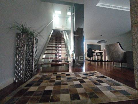 Arrendamento - moradia t3 mobilada e equipada em nogueira, braga