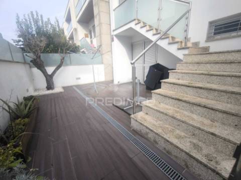 Arrendamento - moradia t3 mobilada e equipada em nogueira, braga