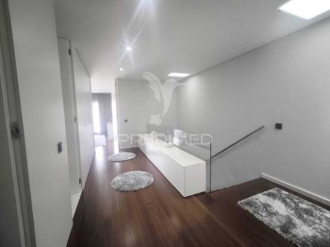 Arrendamento - moradia t3 mobilada e equipada em nogueira, braga