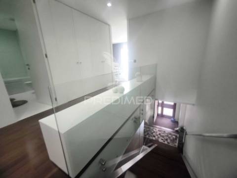 Arrendamento - moradia t3 mobilada e equipada em nogueira, braga