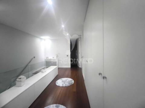 Arrendamento - moradia t3 mobilada e equipada em nogueira, braga