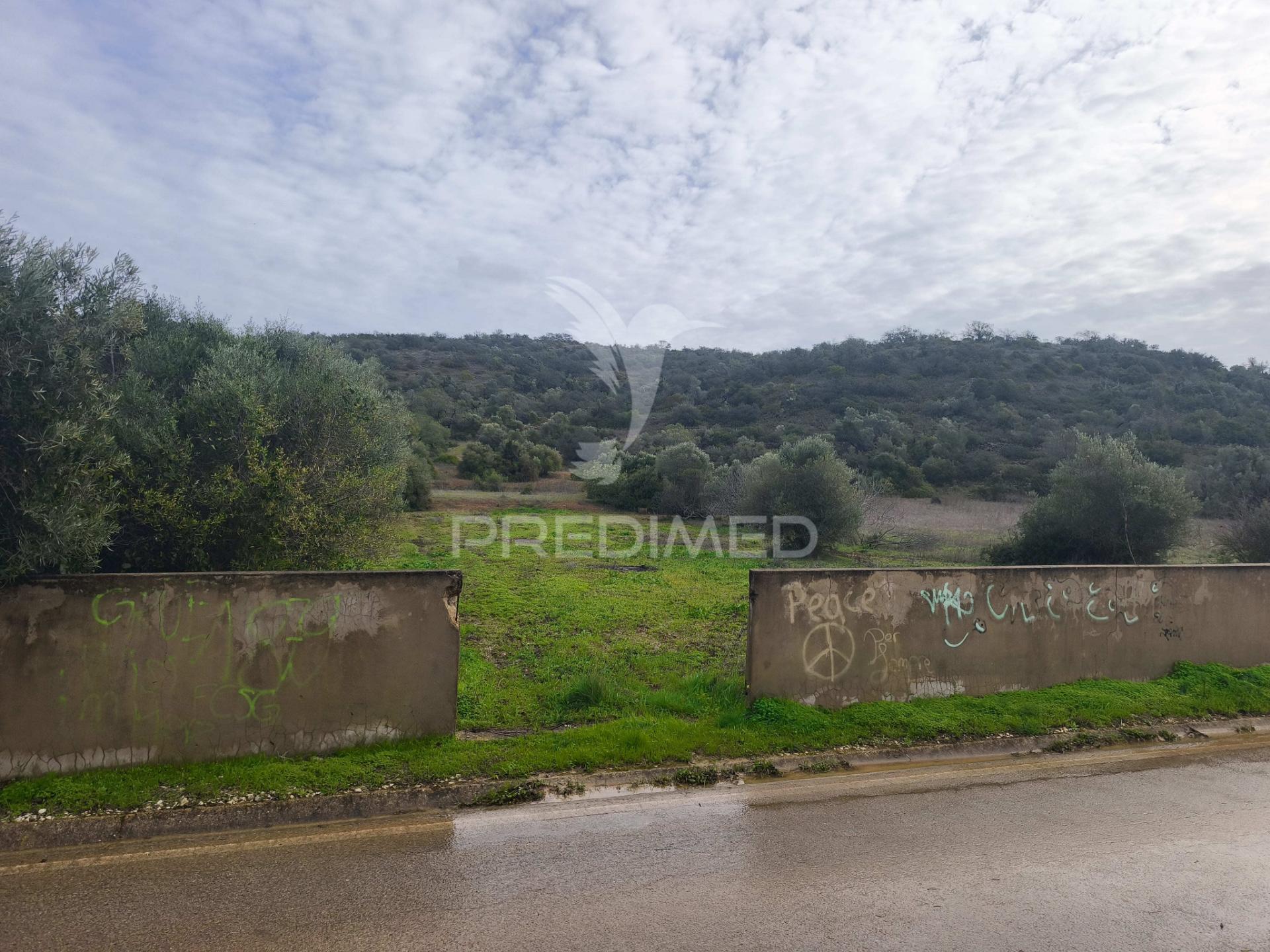 Paderne - terreno com água e eletricidade