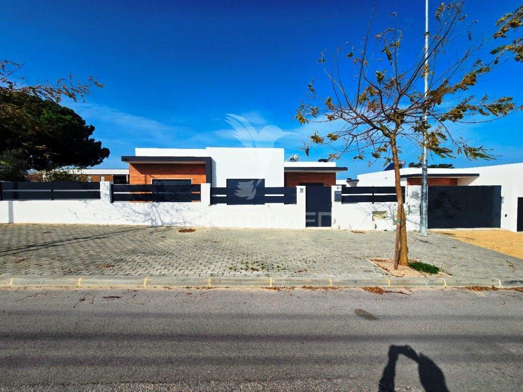 Moradia isolada t3, c/piscina e box, brejo clérigo - azeitão