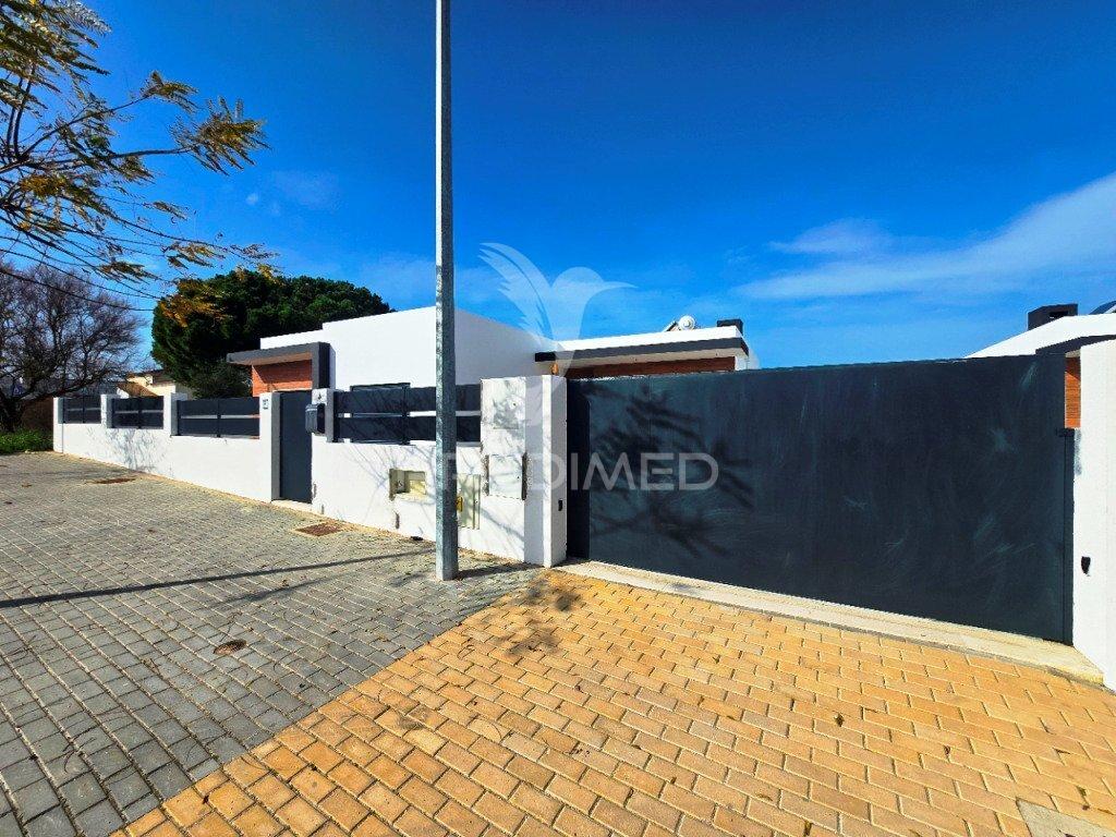 Moradia isolada t3, c/piscina e box, brejo clérigo - azeitão