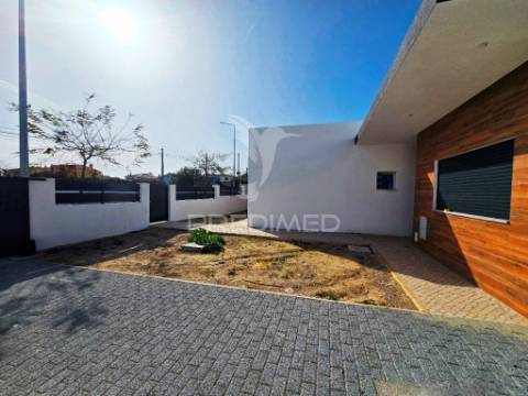 Moradia isolada t3, c/piscina e box, brejo clérigo - azeitão