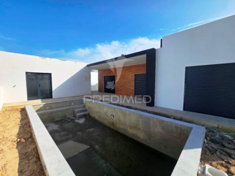 Moradia isolada t3, c/piscina e box, brejo clérigo - azeitão