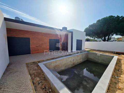 Moradia isolada t3, c/piscina e box, brejo clérigo - azeitão