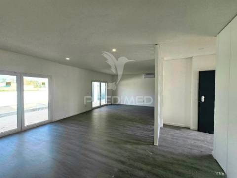 Moradia isolada t3, c/piscina e box, brejo clérigo - azeitão