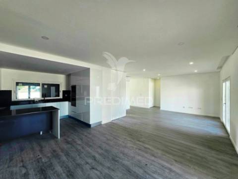 Moradia isolada t3, c/piscina e box, brejo clérigo - azeitão