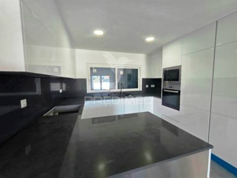 Moradia isolada t3, c/piscina e box, brejo clérigo - azeitão