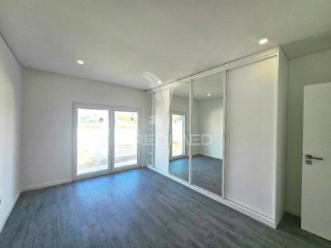 Moradia isolada t3, c/piscina e box, brejo clérigo - azeitão