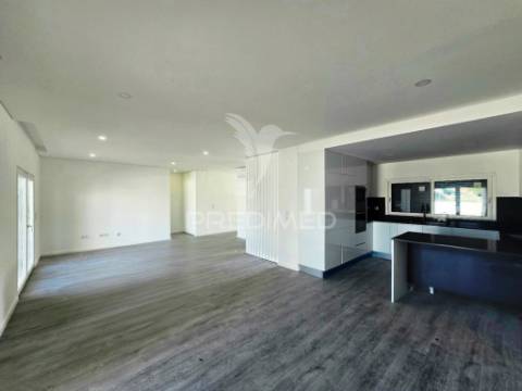 Moradia isolada t3, c/piscina e box, brejo clérigo - azeitão