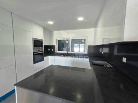 Moradia isolada t3, c/piscina e box, brejo clérigo - azeitão