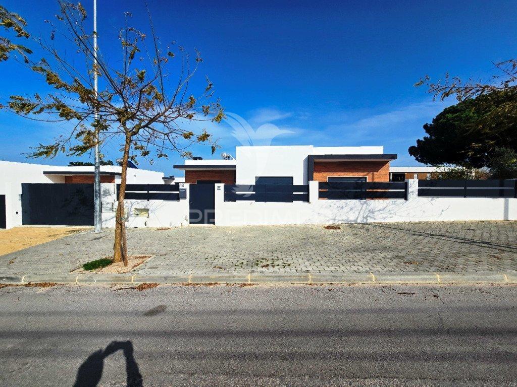 Moradia isolada t3, c/piscina e box, brejo clérigo - azeitão