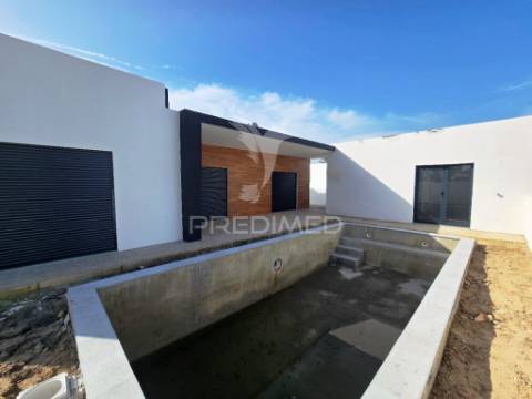 Moradia isolada t3, c/piscina e box, brejo clérigo - azeitão