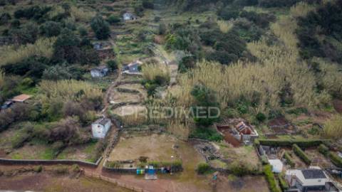 Terreno com ruína e viabilidade de construção na fajã joão dias – a escassos metros do mar