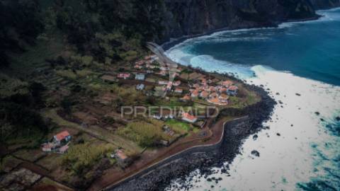 Terreno com ruína e viabilidade de construção na fajã joão dias – a escassos metros do mar