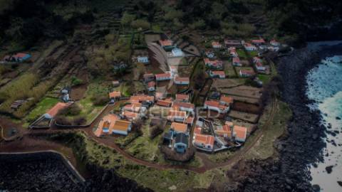 Terreno com ruína e viabilidade de construção na fajã joão dias – a escassos metros do mar